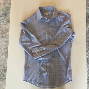 Mizzen+Main Blue and White tech fabric button down.